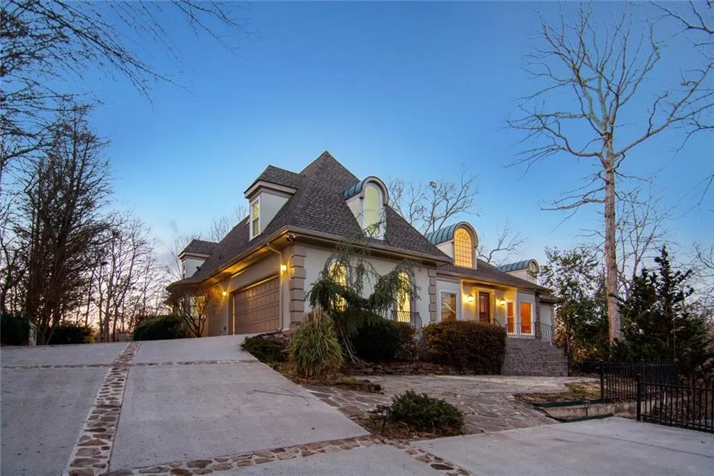 2895 Coles Way, Sandy Springs, Georgia 30350, 5 Bedrooms Bedrooms, ,4 BathroomsBathrooms,Residential,Sold,2895 Coles Way,6824630