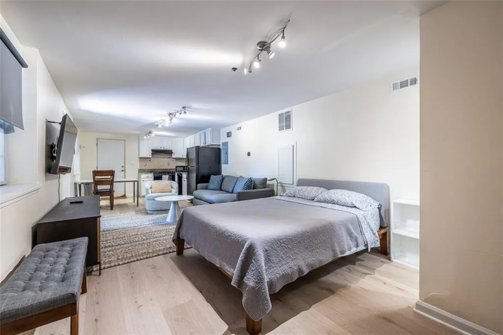323 8th St Ne Unit 9, Atlanta, Georgia 30309, 1 Bedroom Bedrooms, ,1 BathroomBathrooms,Residential,For Sale,323 8th St Ne Unit 9,7613201