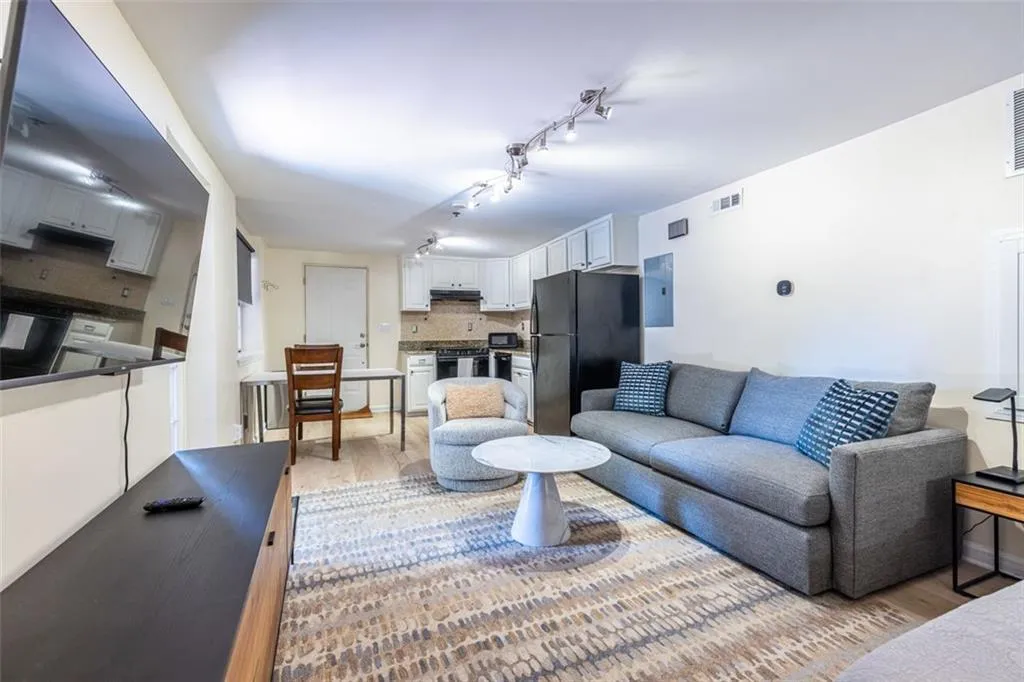 323 8th St Ne Unit 9, Atlanta, Georgia 30309, 1 Bedroom Bedrooms, ,1 BathroomBathrooms,Residential,For Sale,323 8th St Ne Unit 9,7613201