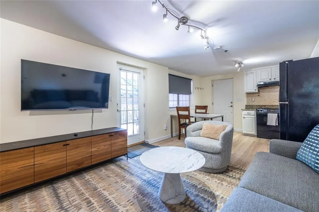 323 8th St Ne Unit 9, Atlanta, Georgia 30309, 1 Bedroom Bedrooms, ,1 BathroomBathrooms,Residential,For Sale,323 8th St Ne Unit 9,7613201