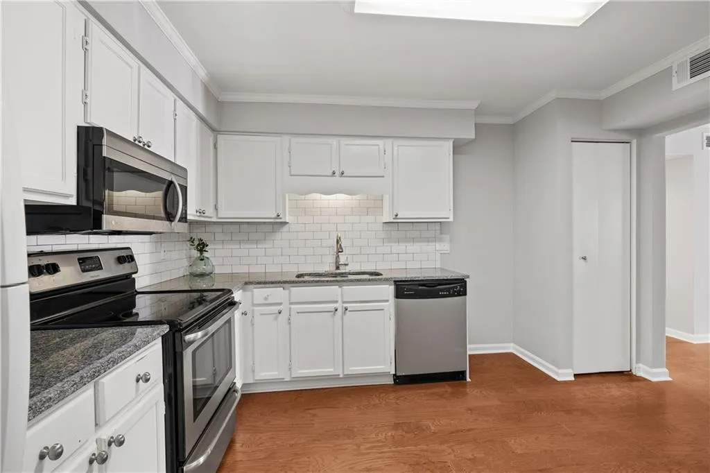 6520 Roswell Road Unit 30, Atlanta, Georgia 30328, 2 Bedrooms Bedrooms, ,2 BathroomsBathrooms,Residential,Sold,6520 Roswell Road Unit 30,7021947
