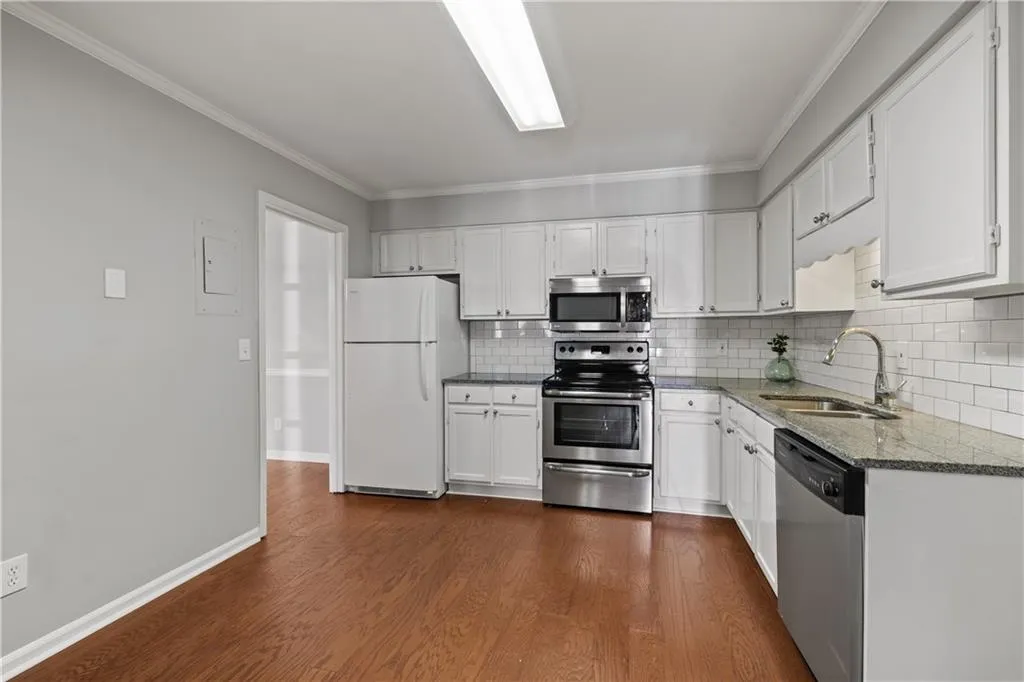 6520 Roswell Road Unit 30, Atlanta, Georgia 30328, 2 Bedrooms Bedrooms, ,2 BathroomsBathrooms,Residential,Sold,6520 Roswell Road Unit 30,7021947