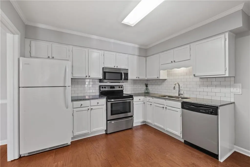 6520 Roswell Road Unit 30, Atlanta, Georgia 30328, 2 Bedrooms Bedrooms, ,2 BathroomsBathrooms,Residential,Sold,6520 Roswell Road Unit 30,7021947