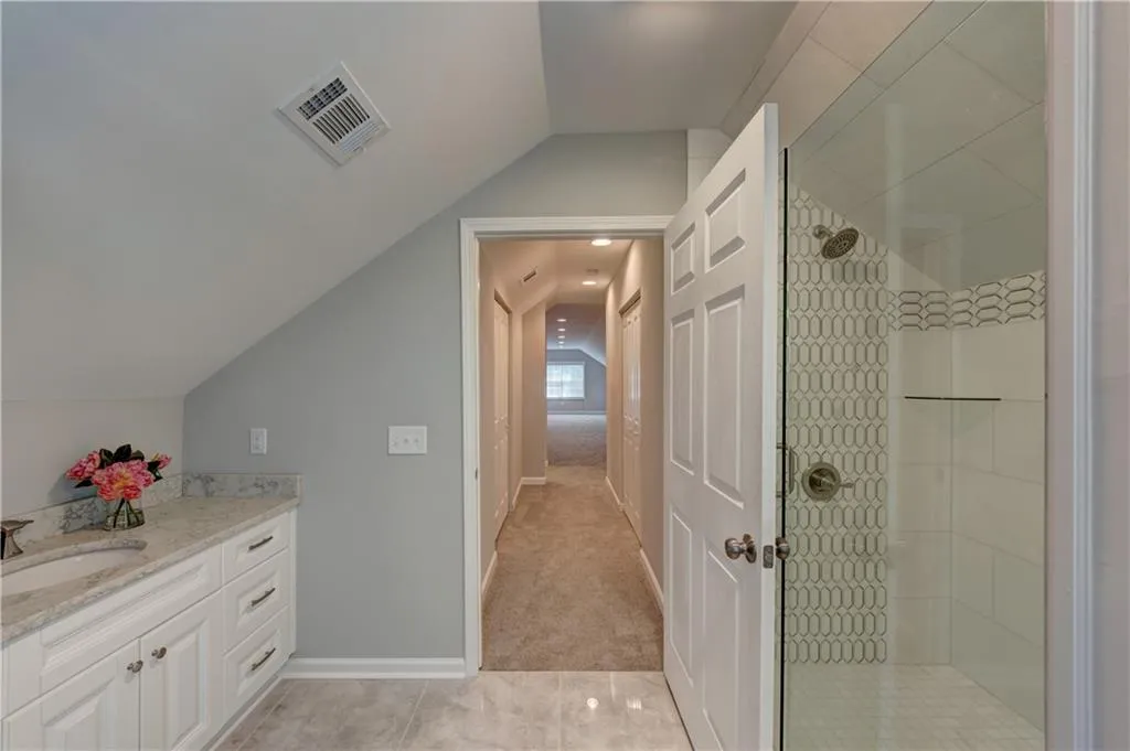 Upstairs Ensuite Bath