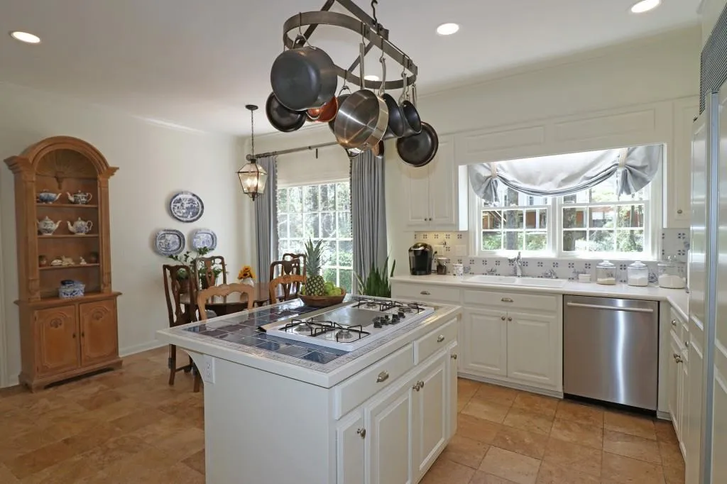 6060 Weatherly Drive, Sandy Springs, Georgia 30328, 4 Bedrooms Bedrooms, ,4 BathroomsBathrooms,Residential,Sold,6060 Weatherly Drive,6529957
