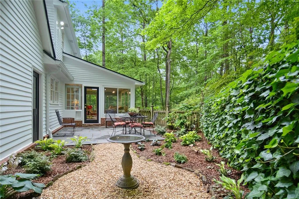 915 Edgewater Trail, Sandy Springs, Georgia 30328, 4 Bedrooms Bedrooms, ,2 BathroomsBathrooms,Residential,Sold,915 Edgewater Trail,6728861
