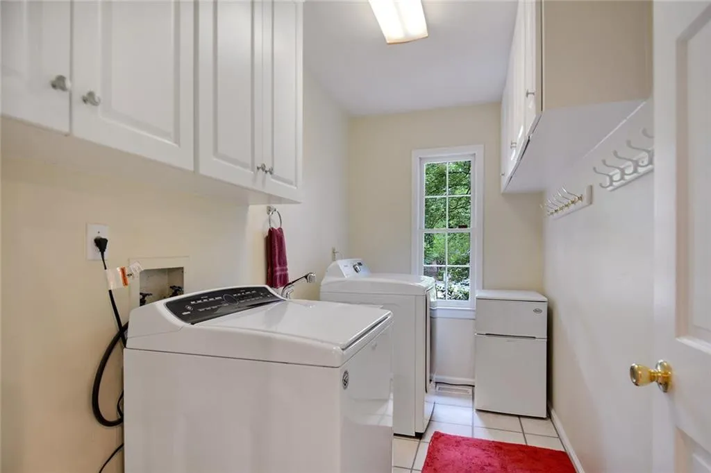 915 Edgewater Trail, Sandy Springs, Georgia 30328, 4 Bedrooms Bedrooms, ,2 BathroomsBathrooms,Residential,Sold,915 Edgewater Trail,6728861
