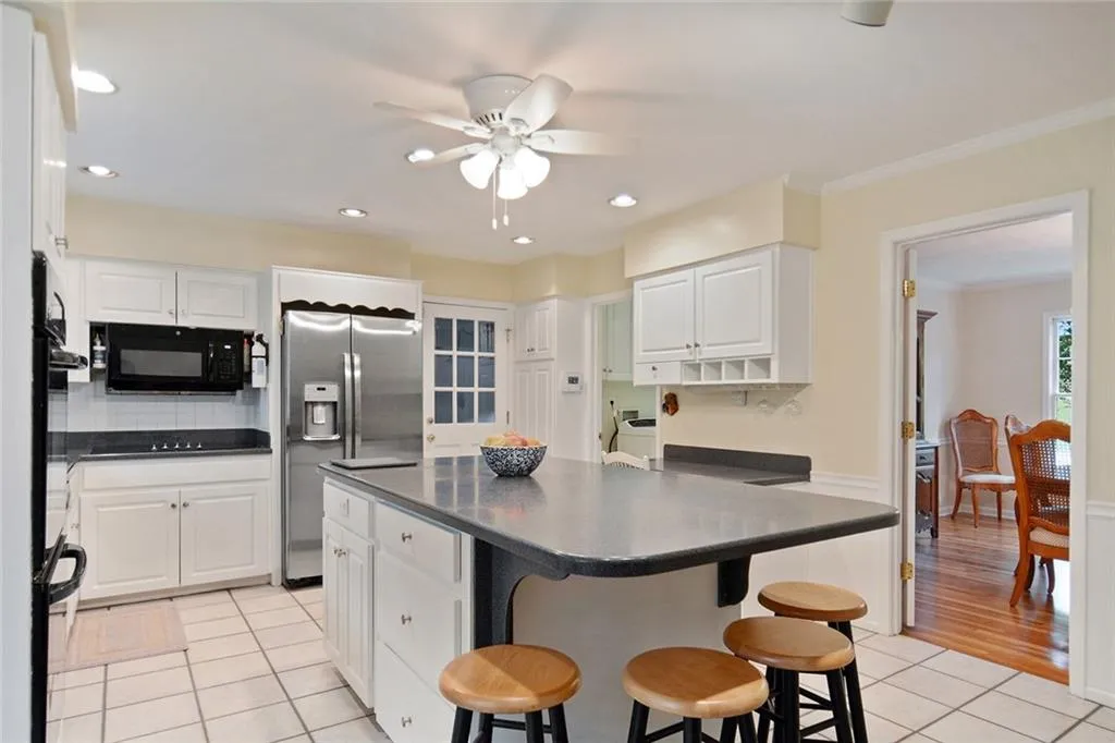 915 Edgewater Trail, Sandy Springs, Georgia 30328, 4 Bedrooms Bedrooms, ,2 BathroomsBathrooms,Residential,Sold,915 Edgewater Trail,6728861