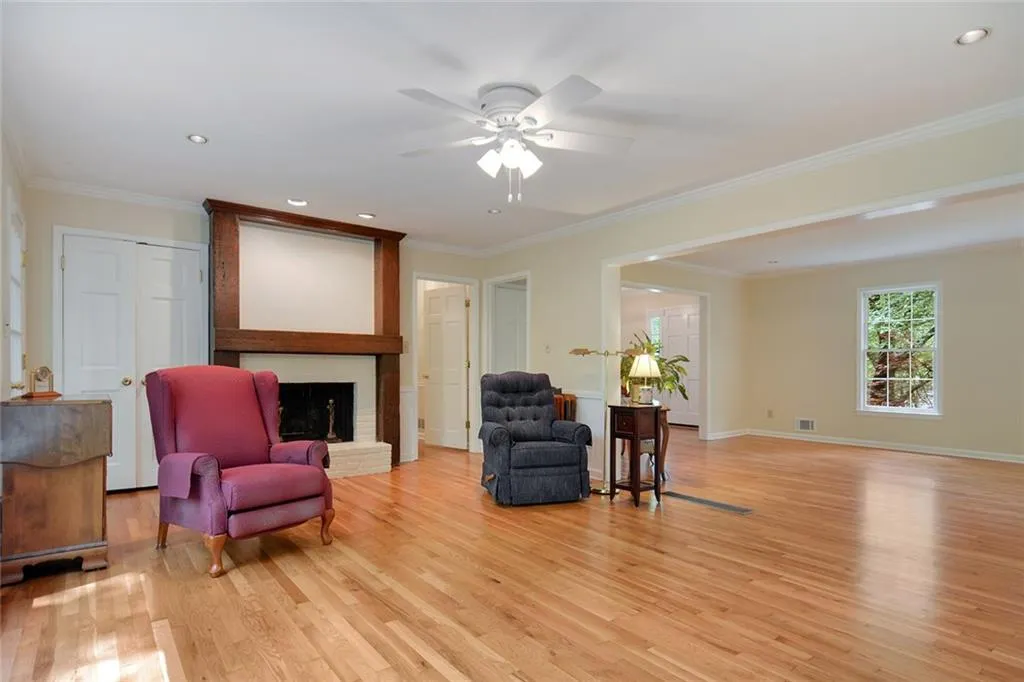 915 Edgewater Trail, Sandy Springs, Georgia 30328, 4 Bedrooms Bedrooms, ,2 BathroomsBathrooms,Residential,Sold,915 Edgewater Trail,6728861