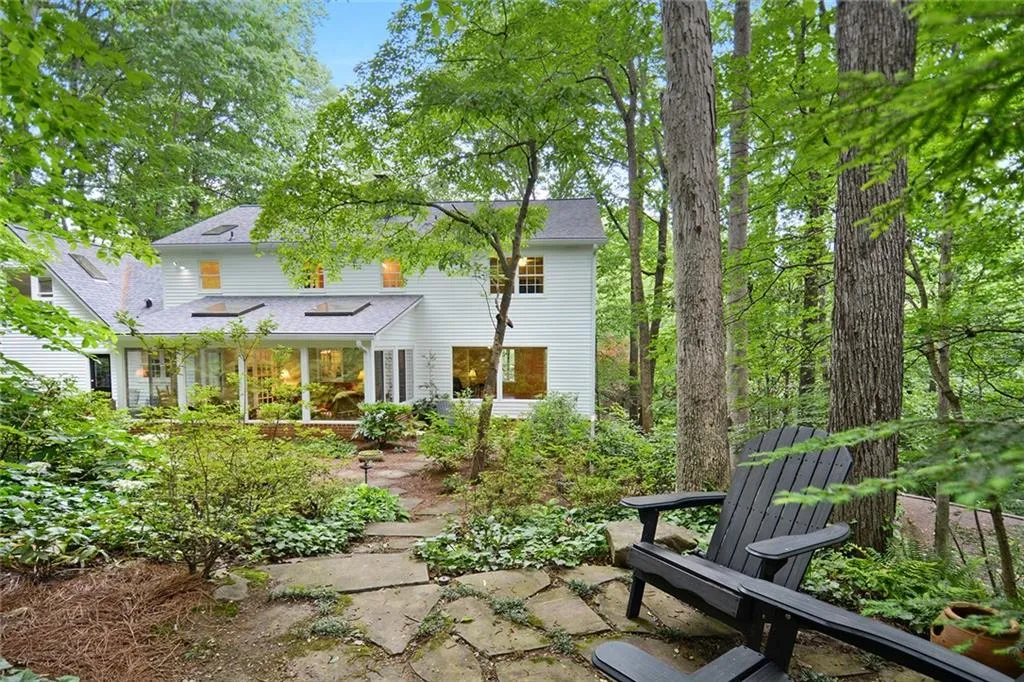 915 Edgewater Trail, Sandy Springs, Georgia 30328, 4 Bedrooms Bedrooms, ,2 BathroomsBathrooms,Residential,Sold,915 Edgewater Trail,6728861