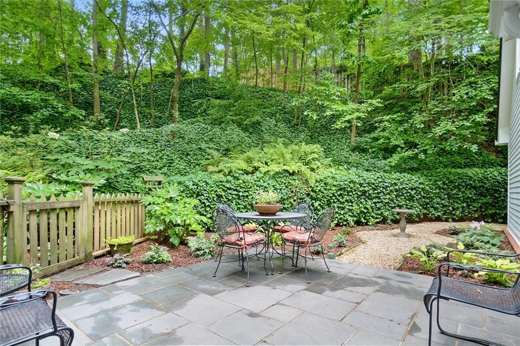 915 Edgewater Trail, Sandy Springs, Georgia 30328, 4 Bedrooms Bedrooms, ,2 BathroomsBathrooms,Residential,Sold,915 Edgewater Trail,6728861