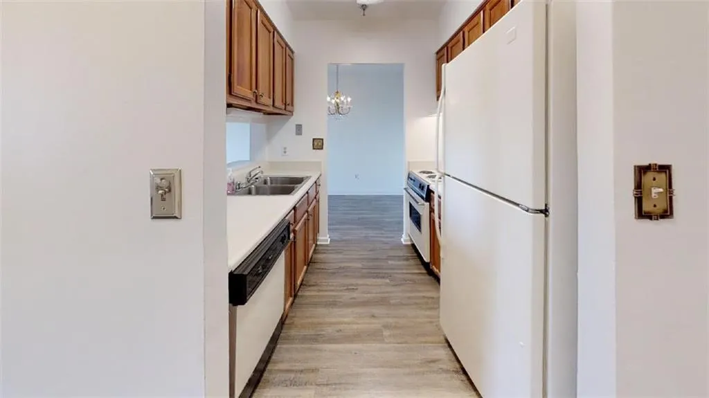 300 Johnson Ferry Road Ne Unit B708, Sandy Springs, Georgia 30328, 1 Bedroom Bedrooms, ,1 BathroomBathrooms,Residential,Sold,300 Johnson Ferry Road Ne Unit B708,6617229