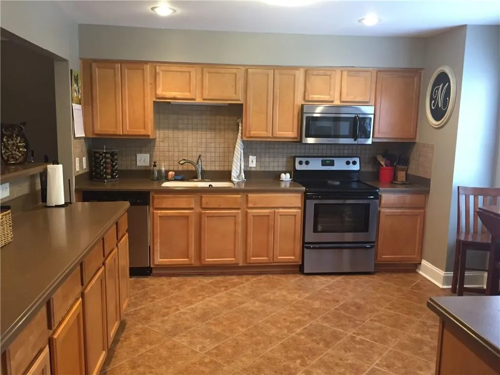 182 Peachtree Hollow Court Unit 2, Atlanta, Georgia 30328, 2 Bedrooms Bedrooms, ,2 BathroomsBathrooms,Residential,Sold,182 Peachtree Hollow Court Unit 2,5758162