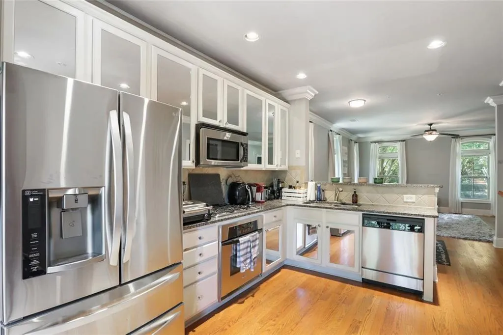 825 Perennial Drive, Atlanta, Georgia 30328, 2 Bedrooms Bedrooms, ,2 BathroomsBathrooms,Residential,Sold,825 Perennial Drive,6900816