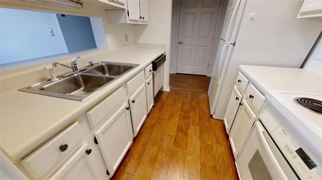 300 Johnson Ferry Road Ne Unit B509, Sandy Springs, Georgia 30328, 1 Bedroom Bedrooms, ,1 BathroomBathrooms,Residential,Sold,300 Johnson Ferry Road Ne Unit B509,7002827