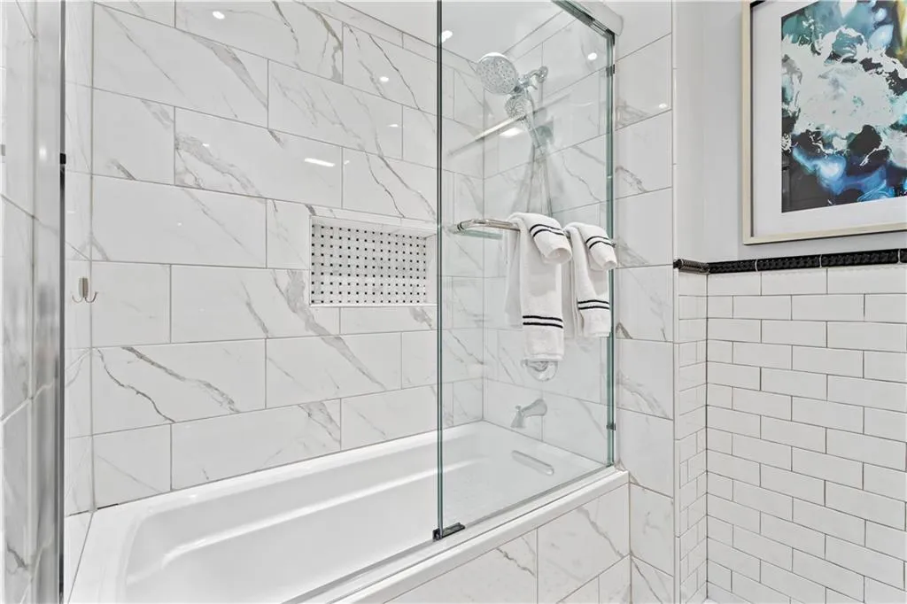 Bathroom featuring tiled shower / bath combo