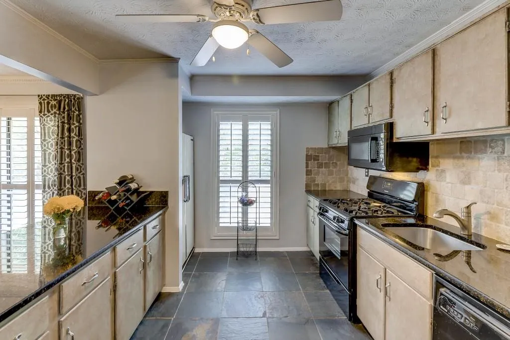 1702 Woodcliff Drive Unit 1702, Sandy Springs, Georgia 30350, 2 Bedrooms Bedrooms, ,2 BathroomsBathrooms,Residential,Sold,1702 Woodcliff Drive Unit 1702,5759850
