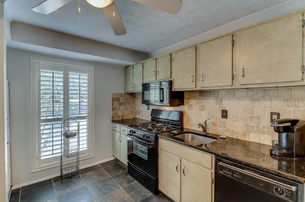 1702 Woodcliff Drive Unit 1702, Sandy Springs, Georgia 30350, 2 Bedrooms Bedrooms, ,2 BathroomsBathrooms,Residential,Sold,1702 Woodcliff Drive Unit 1702,5759850