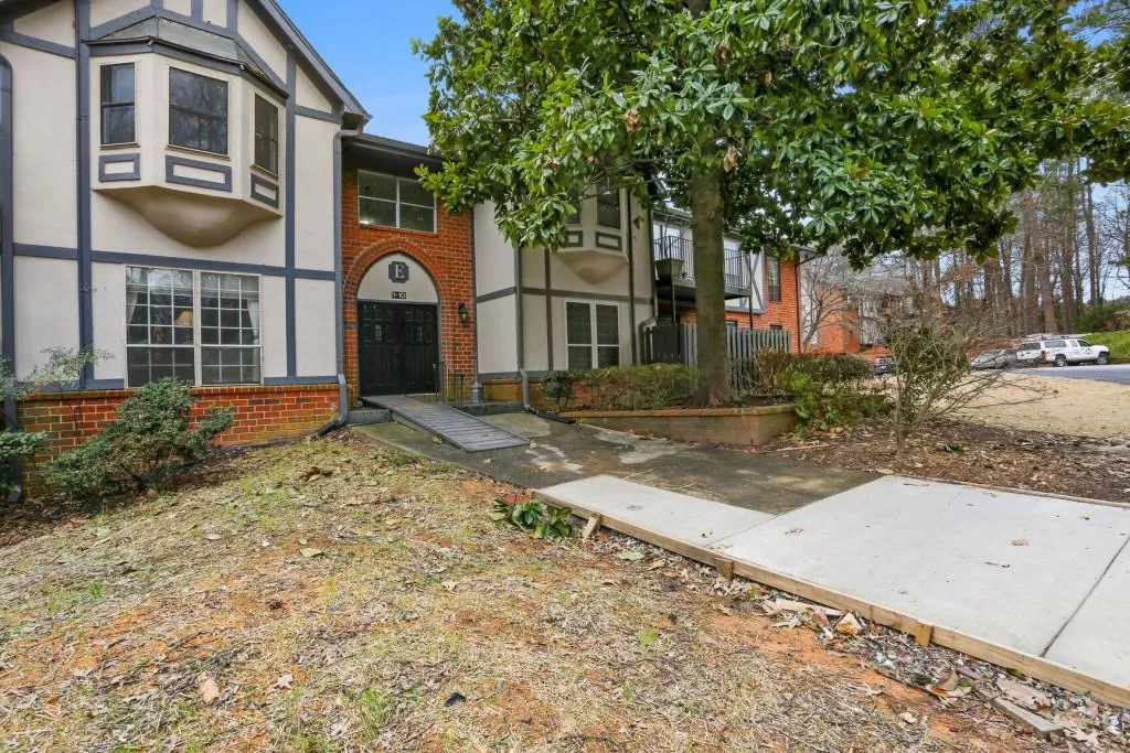 6851 Roswell Road Unit E10, Sandy Springs, Georgia 30328, 2 Bedrooms Bedrooms, ,2 BathroomsBathrooms,Residential,Sold,6851 Roswell Road Unit E10,7174229