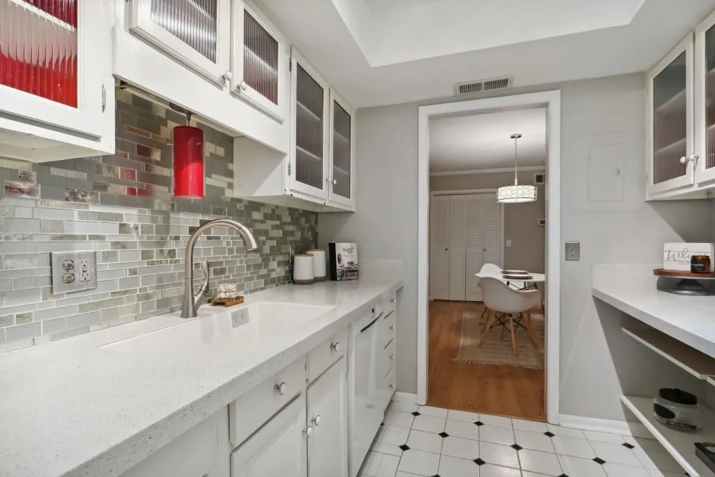 6851 Roswell Road Unit E10, Sandy Springs, Georgia 30328, 2 Bedrooms Bedrooms, ,2 BathroomsBathrooms,Residential,Sold,6851 Roswell Road Unit E10,7174229