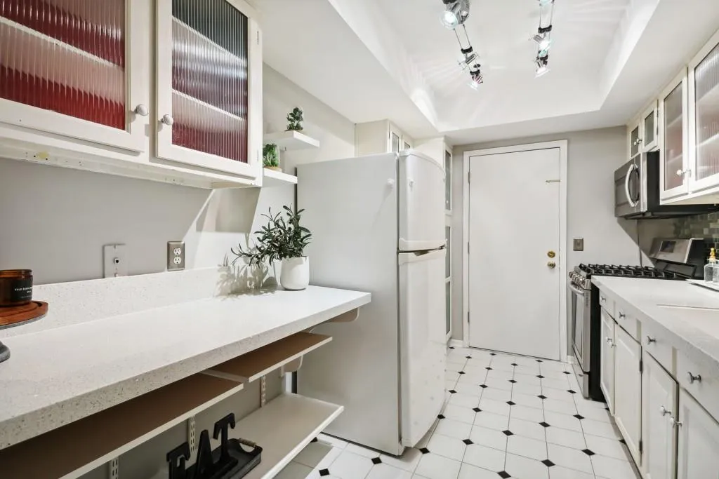 6851 Roswell Road Unit E10, Sandy Springs, Georgia 30328, 2 Bedrooms Bedrooms, ,2 BathroomsBathrooms,Residential,Sold,6851 Roswell Road Unit E10,7174229