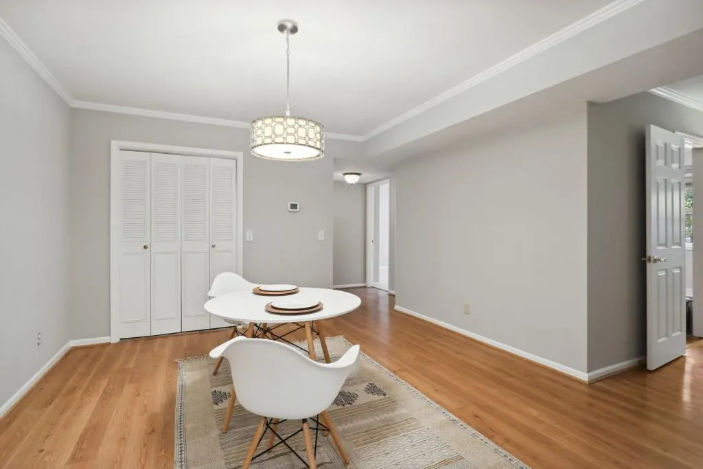 6851 Roswell Road Unit E10, Sandy Springs, Georgia 30328, 2 Bedrooms Bedrooms, ,2 BathroomsBathrooms,Residential,Sold,6851 Roswell Road Unit E10,7174229