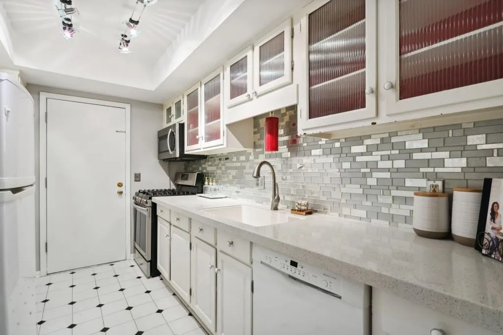 6851 Roswell Road Unit E10, Sandy Springs, Georgia 30328, 2 Bedrooms Bedrooms, ,2 BathroomsBathrooms,Residential,Sold,6851 Roswell Road Unit E10,7174229