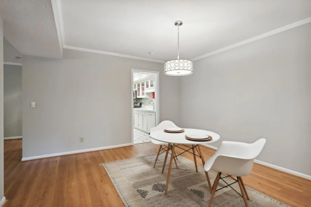 6851 Roswell Road Unit E10, Sandy Springs, Georgia 30328, 2 Bedrooms Bedrooms, ,2 BathroomsBathrooms,Residential,Sold,6851 Roswell Road Unit E10,7174229