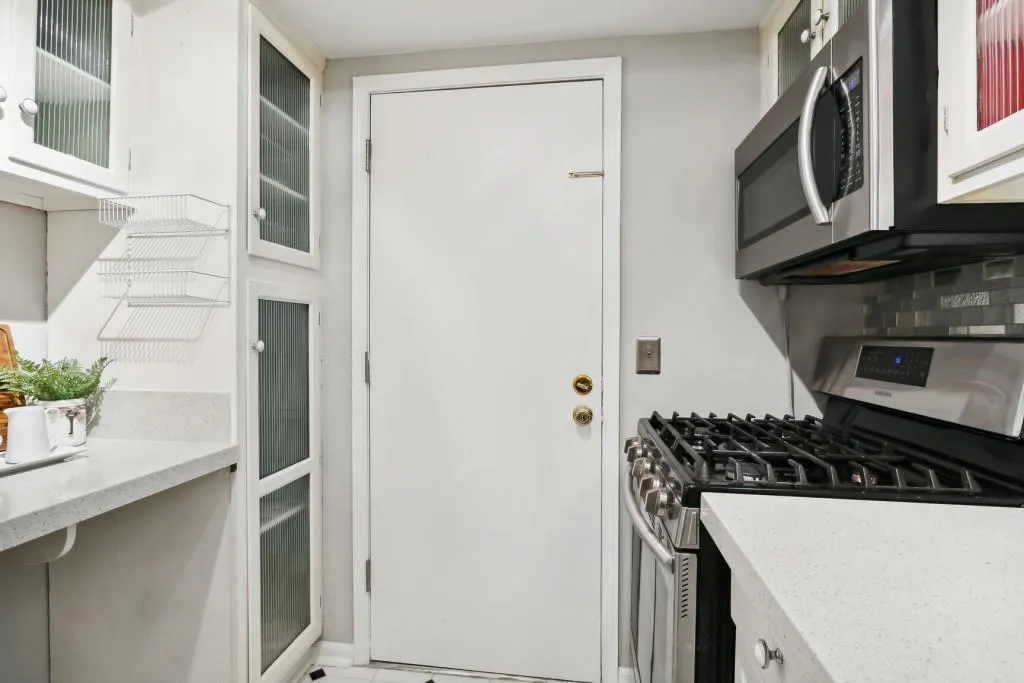 6851 Roswell Road Unit E10, Sandy Springs, Georgia 30328, 2 Bedrooms Bedrooms, ,2 BathroomsBathrooms,Residential,Sold,6851 Roswell Road Unit E10,7174229