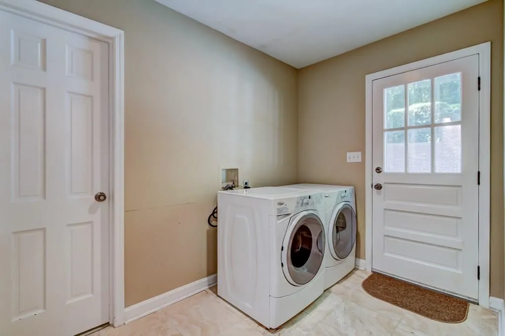 560 Bridgewater Drive, Sandy Springs, Georgia 30328, 4 Bedrooms Bedrooms, ,3 BathroomsBathrooms,Residential,Sold,560 Bridgewater Drive,6031474