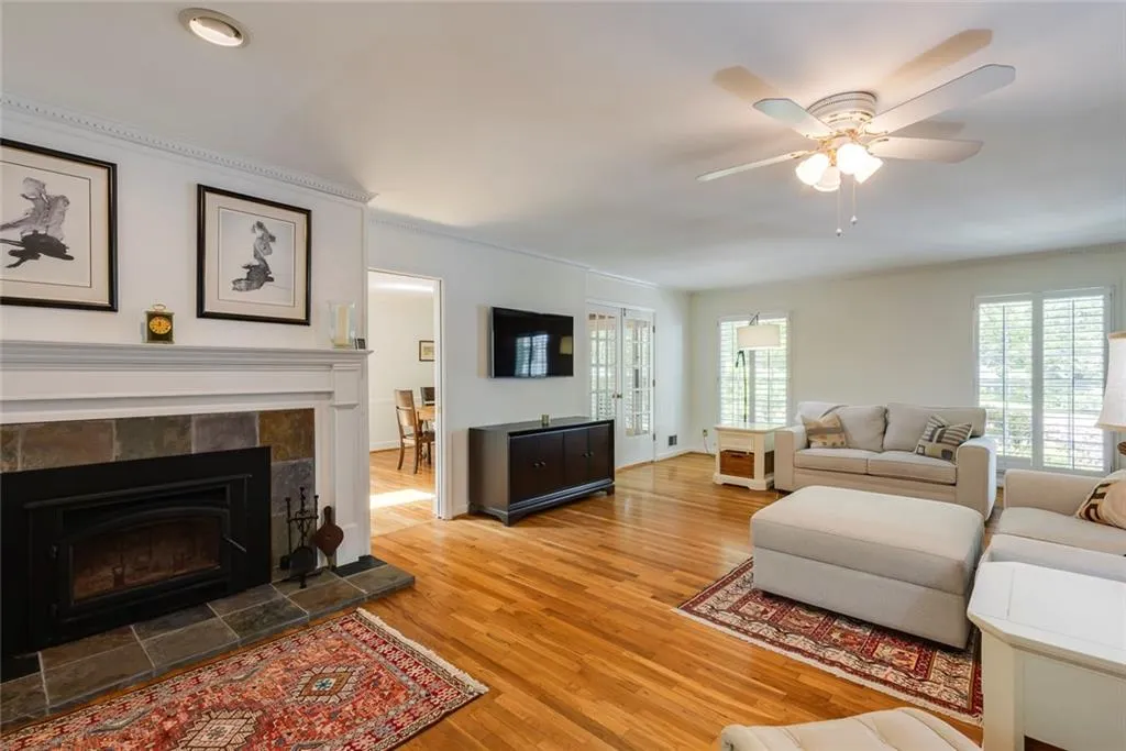 300 Hunters Glen Court Court, Sandy Springs, Georgia 30328, 6 Bedrooms Bedrooms, ,4 BathroomsBathrooms,Residential,Sold,300 Hunters Glen Court Court,7372889