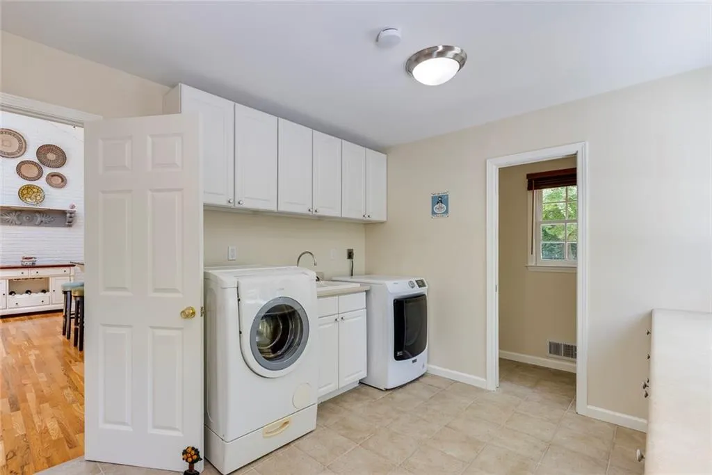 300 Hunters Glen Court Court, Sandy Springs, Georgia 30328, 6 Bedrooms Bedrooms, ,4 BathroomsBathrooms,Residential,Sold,300 Hunters Glen Court Court,7372889