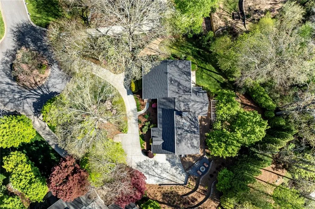 Quiet Cul-de-Sac Located a Few Steps from Swim/Tennis