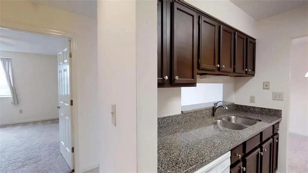 300 Johnson Ferry Road Ne Unit B407, Sandy Springs, Georgia 30328, 1 Bedroom Bedrooms, ,1 BathroomBathrooms,Residential,Sold,300 Johnson Ferry Road Ne Unit B407,6055027