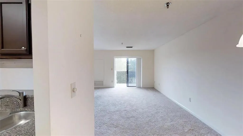 300 Johnson Ferry Road Ne Unit B407, Sandy Springs, Georgia 30328, 1 Bedroom Bedrooms, ,1 BathroomBathrooms,Residential,Sold,300 Johnson Ferry Road Ne Unit B407,6055027