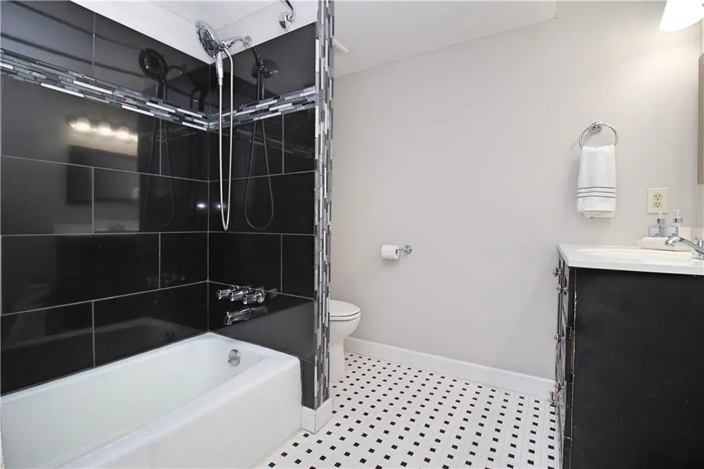 6851 Roswell Road Ne Unit Q6, Atlanta, Georgia 30328, 3 Bedrooms Bedrooms, ,2 BathroomsBathrooms,Residential,Sold,6851 Roswell Road Ne Unit Q6,5861117