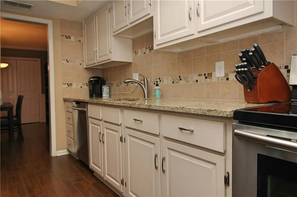 6851 Roswell Road Ne Unit Q6, Atlanta, Georgia 30328, 3 Bedrooms Bedrooms, ,2 BathroomsBathrooms,Residential,Sold,6851 Roswell Road Ne Unit Q6,5861117