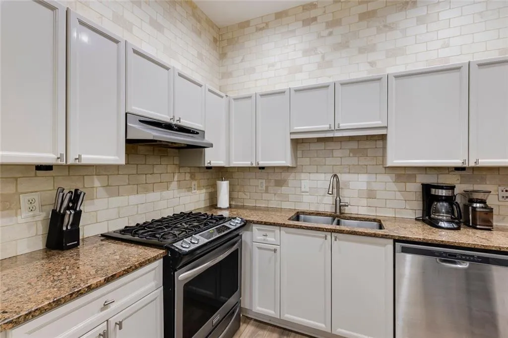 4246 River Green Dr_MLS_16.jpg