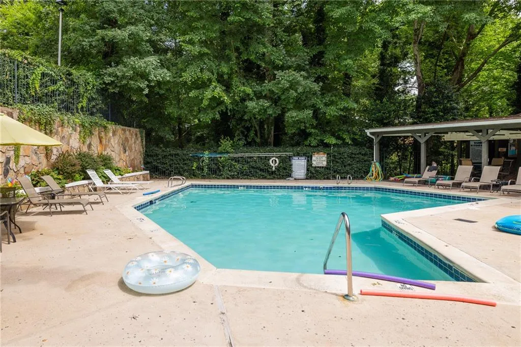 5137 Roswell Road Unit 9, Atlanta, Georgia 30342, 2 Bedrooms Bedrooms, ,2 BathroomsBathrooms,Residential,Sold,5137 Roswell Road Unit 9,7097189