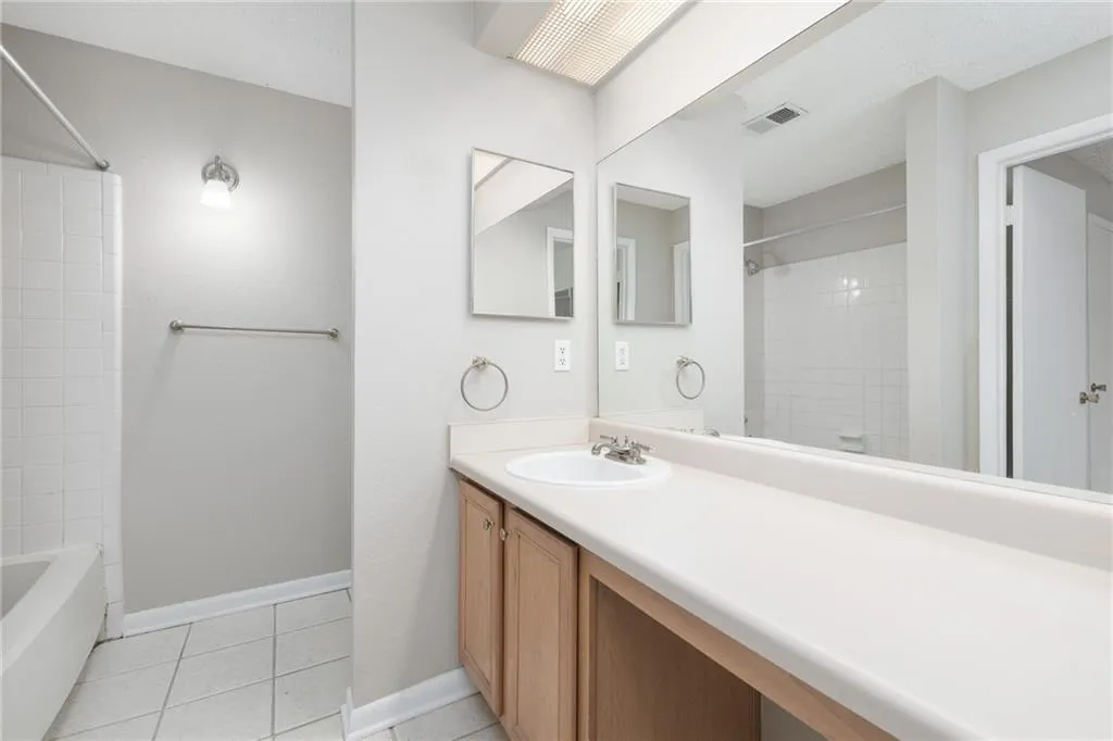 5137 Roswell Road Unit 9, Atlanta, Georgia 30342, 2 Bedrooms Bedrooms, ,2 BathroomsBathrooms,Residential,Sold,5137 Roswell Road Unit 9,7097189