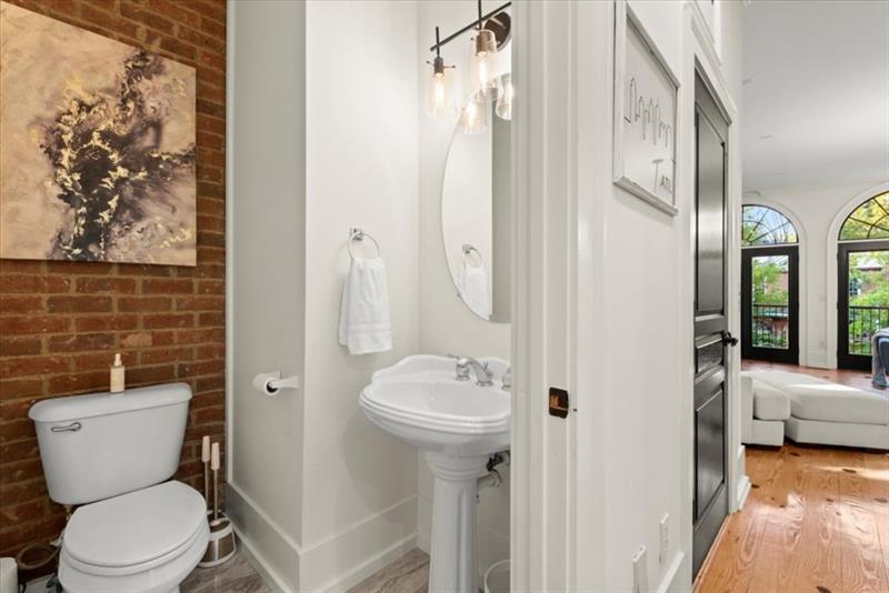 5512 Glenridge Drive Unit A, Atlanta, Georgia 30342, 3 Bedrooms Bedrooms, ,3 BathroomsBathrooms,Residential,Sold,5512 Glenridge Drive Unit A,7283913