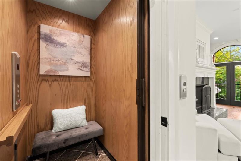 5512 Glenridge Drive Unit A, Atlanta, Georgia 30342, 3 Bedrooms Bedrooms, ,3 BathroomsBathrooms,Residential,Sold,5512 Glenridge Drive Unit A,7283913