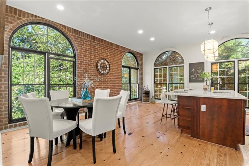 5512 Glenridge Drive Unit A, Atlanta, Georgia 30342, 3 Bedrooms Bedrooms, ,3 BathroomsBathrooms,Residential,Sold,5512 Glenridge Drive Unit A,7283913