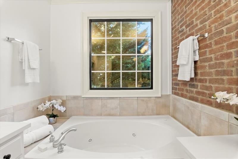 5512 Glenridge Drive Unit A, Atlanta, Georgia 30342, 3 Bedrooms Bedrooms, ,3 BathroomsBathrooms,Residential,Sold,5512 Glenridge Drive Unit A,7283913