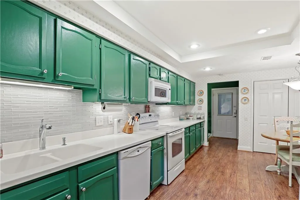 36 Waterford Court, Sandy Springs, Georgia 30328, 2 Bedrooms Bedrooms, ,2 BathroomsBathrooms,Residential,Sold,36 Waterford Court,6886052