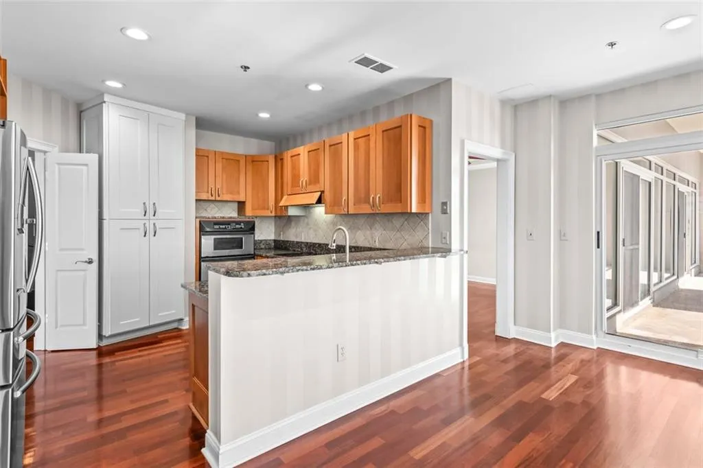 2881 Peachtree Road Ne Unit 1003, Atlanta, Georgia 30305, 2 Bedrooms Bedrooms, ,2 BathroomsBathrooms,Residential,For Sale,2881 Peachtree Road Ne Unit 1003,7622819