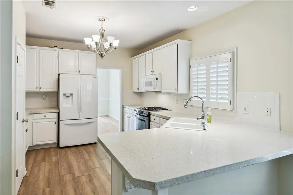 545 Montrose Lane, Sandy Springs, Georgia 30328, 4 Bedrooms Bedrooms, ,2 BathroomsBathrooms,Residential,Sold,545 Montrose Lane,7112075