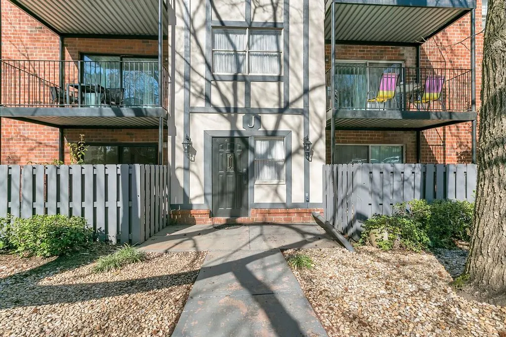 6851 Roswell Road Ne Unit J17, Atlanta, Georgia 30328, 1 Bedroom Bedrooms, ,1 BathroomBathrooms,Residential,Sold,6851 Roswell Road Ne Unit J17,6515729