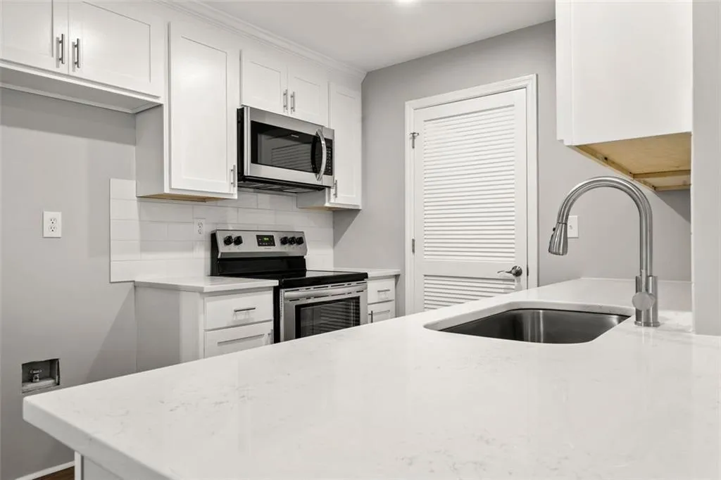 317 Granville Court, Sandy Springs, Georgia 30328, 2 Bedrooms Bedrooms, ,2 BathroomsBathrooms,Residential,Sold,317 Granville Court,6931319