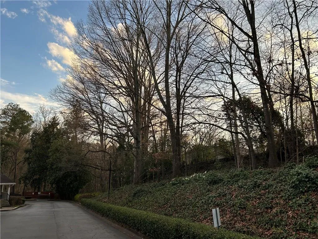 6802 Glenridge Drive Unit H, Sandy Springs, Georgia 30328, 2 Bedrooms Bedrooms, ,2 BathroomsBathrooms,Residential,Sold,6802 Glenridge Drive Unit H,7187122